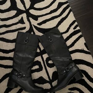 Bandolino Sleek Black leather Boots size 10 great condition.